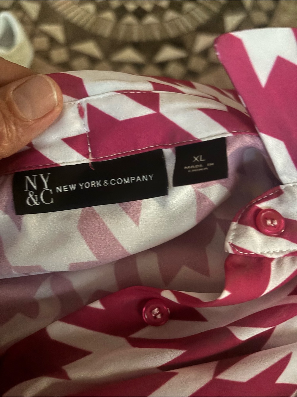 New York & Company Black and White Geometric Button-Up Blouse
